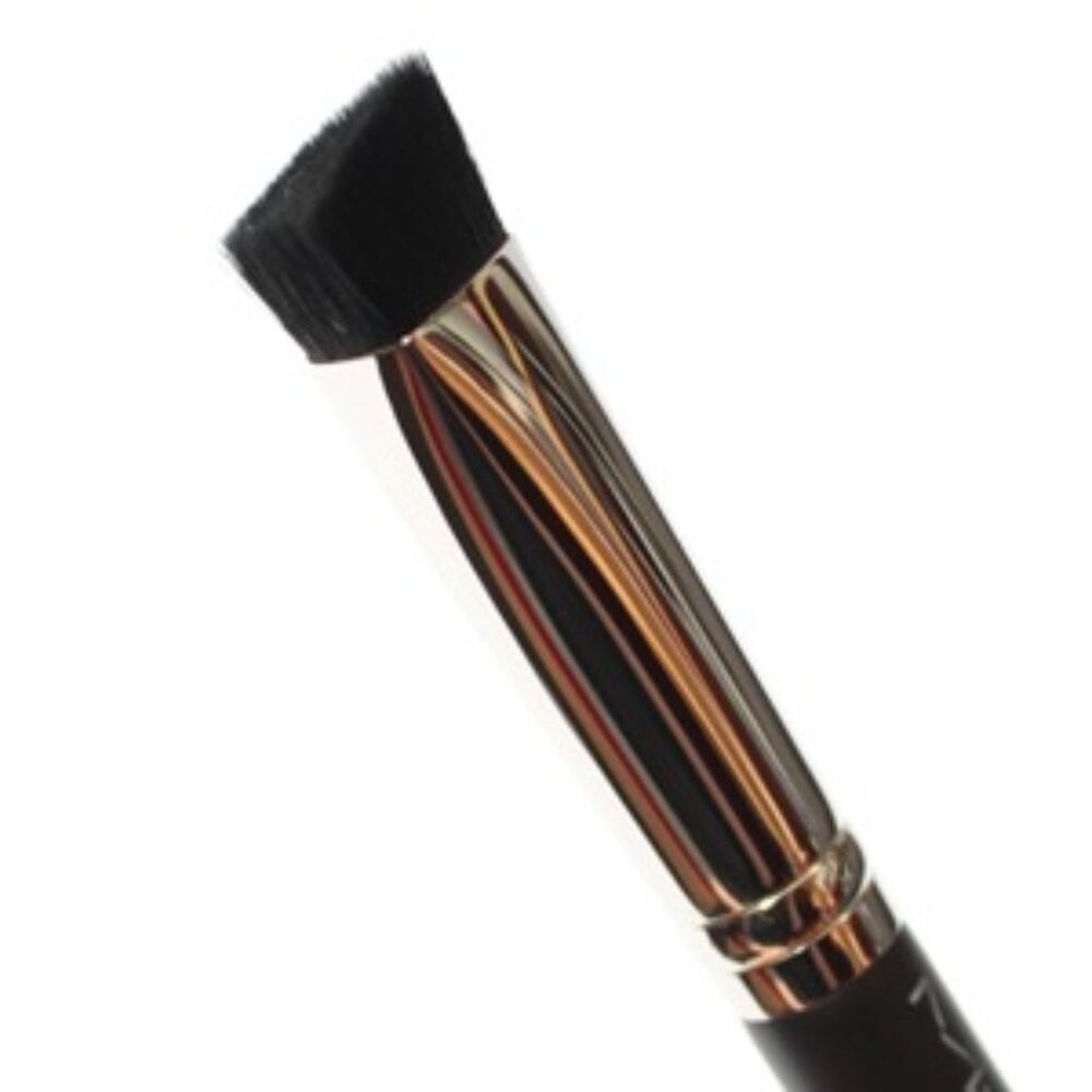 Mac 106s  Triangular Concealer Brush